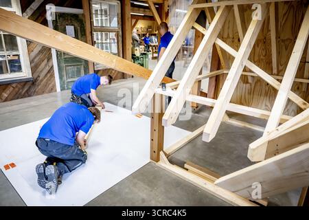 HENGELO - gli studenti sono impegnati alla ROC Twente. Qui i giovani sono addestrati all'artigianato tradizionale come la lavorazione del legno e l'intaglio della pietra. ANP /HOLLANDSE HOOGTE /ROBIN UTRECHT paesi bassi uscita - belgio uscita Foto Stock