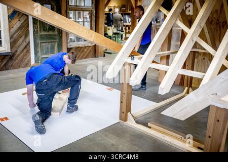 HENGELO - gli studenti sono impegnati alla ROC Twente. Qui i giovani sono addestrati all'artigianato tradizionale come la lavorazione del legno e l'intaglio della pietra. ANP /HOLLANDSE HOOGTE /ROBIN UTRECHT paesi bassi uscita - belgio uscita Foto Stock
