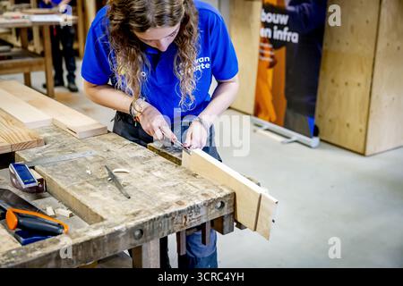 HENGELO - gli studenti sono impegnati alla ROC Twente. Qui i giovani sono addestrati all'artigianato tradizionale come la lavorazione del legno e l'intaglio della pietra. ANP /HOLLANDSE HOOGTE /ROBIN UTRECHT paesi bassi uscita - belgio uscita Foto Stock