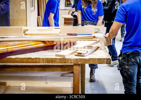 HENGELO - gli studenti sono impegnati alla ROC Twente. Qui i giovani sono addestrati all'artigianato tradizionale come la lavorazione del legno e l'intaglio della pietra. ANP /HOLLANDSE HOOGTE /ROBIN UTRECHT paesi bassi uscita - belgio uscita Foto Stock