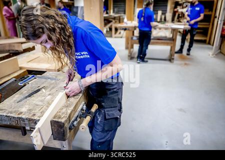 HENGELO - gli studenti sono impegnati alla ROC Twente. Qui i giovani sono addestrati all'artigianato tradizionale come la lavorazione del legno e l'intaglio della pietra. ANP /HOLLANDSE HOOGTE /ROBIN UTRECHT paesi bassi uscita - belgio uscita Foto Stock