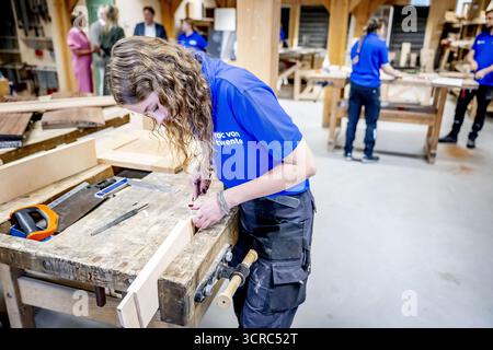 HENGELO - gli studenti sono impegnati alla ROC Twente. Qui i giovani sono addestrati all'artigianato tradizionale come la lavorazione del legno e l'intaglio della pietra. ANP /HOLLANDSE HOOGTE /ROBIN UTRECHT paesi bassi uscita - belgio uscita Foto Stock