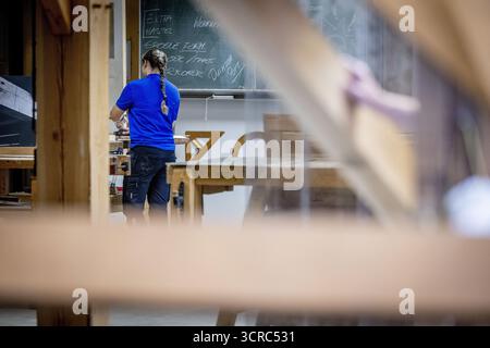 HENGELO - gli studenti sono impegnati alla ROC Twente. Qui i giovani sono addestrati all'artigianato tradizionale come la lavorazione del legno e l'intaglio della pietra. ANP /HOLLANDSE HOOGTE /ROBIN UTRECHT paesi bassi uscita - belgio uscita Foto Stock