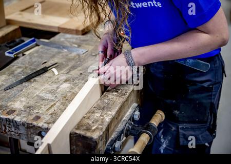 HENGELO - gli studenti sono impegnati alla ROC Twente. Qui i giovani sono addestrati all'artigianato tradizionale come la lavorazione del legno e l'intaglio della pietra. ANP /HOLLANDSE HOOGTE /ROBIN UTRECHT paesi bassi uscita - belgio uscita Foto Stock