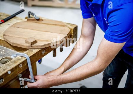 HENGELO - gli studenti sono impegnati alla ROC Twente. Qui i giovani sono addestrati all'artigianato tradizionale come la lavorazione del legno e l'intaglio della pietra. ANP /HOLLANDSE HOOGTE /ROBIN UTRECHT paesi bassi uscita - belgio uscita Foto Stock
