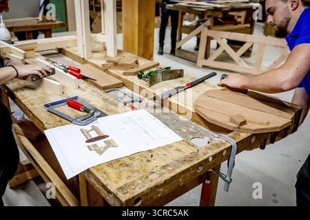 HENGELO - gli studenti sono impegnati alla ROC Twente. Qui i giovani sono addestrati all'artigianato tradizionale come la lavorazione del legno e l'intaglio della pietra. ANP /HOLLANDSE HOOGTE /ROBIN UTRECHT paesi bassi uscita - belgio uscita Foto Stock