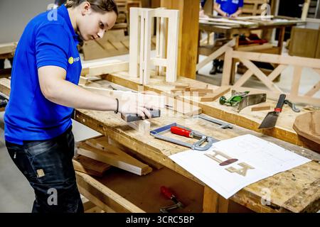 HENGELO - gli studenti sono impegnati alla ROC Twente. Qui i giovani sono addestrati all'artigianato tradizionale come la lavorazione del legno e l'intaglio della pietra. ANP /HOLLANDSE HOOGTE /ROBIN UTRECHT paesi bassi uscita - belgio uscita Foto Stock