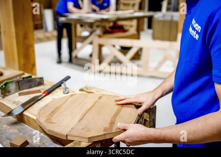 HENGELO - gli studenti sono impegnati alla ROC Twente. Qui i giovani sono addestrati all'artigianato tradizionale come la lavorazione del legno e l'intaglio della pietra. ANP /HOLLANDSE HOOGTE /ROBIN UTRECHT paesi bassi uscita - belgio uscita Foto Stock