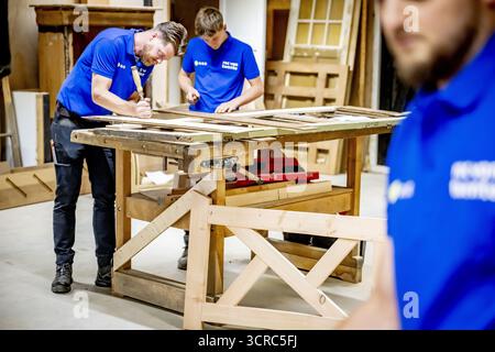 HENGELO - gli studenti sono impegnati alla ROC Twente. Qui i giovani sono addestrati all'artigianato tradizionale come la lavorazione del legno e l'intaglio della pietra. ANP /HOLLANDSE HOOGTE /ROBIN UTRECHT paesi bassi uscita - belgio uscita Foto Stock