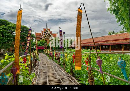 Ponte di bambù a wat Jetlin a Chiang mai in Thailandia Foto Stock
