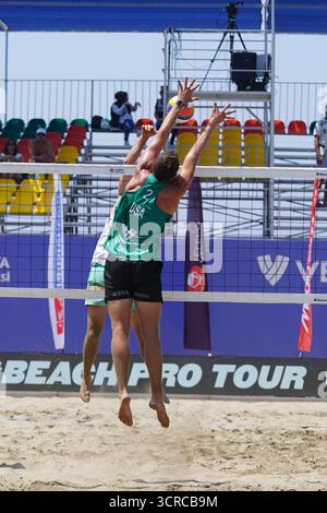 ANTALYA, TURKIYE - 11 GIUGNO 2025: Undefined Athlete in azione durante il World Beach Pro Tour Challenge ad Alanya, Turkiye Foto Stock