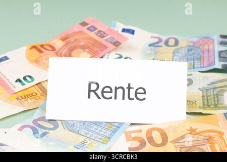 Pensione, lingua tedesca, tassa per la generazione dei pensionati, proposta di riforma in Germania, povertà nella vecchiaia, banconote in euro Foto Stock