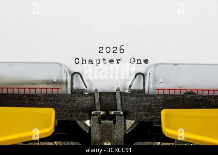vecchia macchina da scrivere con testo 2026 capitolo uno Foto Stock