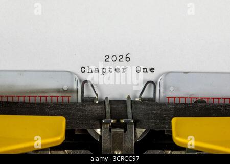 vecchia macchina da scrivere con testo 2026 capitolo uno Foto Stock