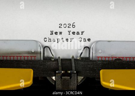 Vecchia macchina da scrivere con testo 2026 Capodanno capitolo uno Foto Stock
