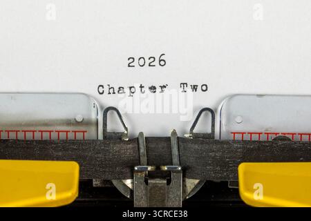 vecchia macchina da scrivere con testo 2026 capitolo due Foto Stock
