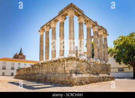 Tempio romano di Diana con colonne corinzie nella storica piazza di Évora, Portogallo Foto Stock