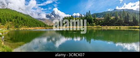 Il Cervino, a 4.478 metri sul livello del mare, incornicia la città di Breuil-Cervinia, rinomata meta turistica della Valle d'Aosta Foto Stock
