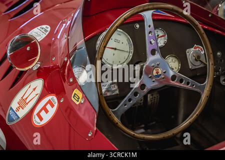 Auto da corsa Maserati storica in uno dei garage pit Lane al festival annuale delle corse automobilistiche classiche di Silverstone. Foto Stock