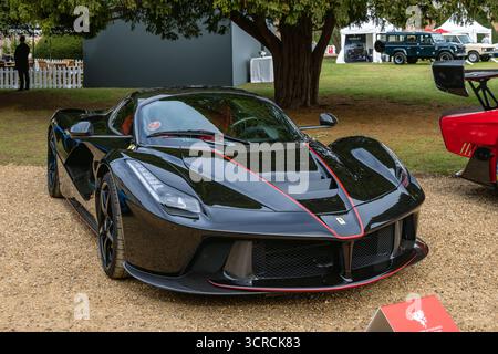 2017 Ferrari LaFerrari aperta, Concorso di eleganza 2025, Hampton Court Palace, Londra, Regno Unito Foto Stock