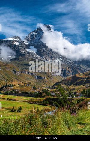 Il Cervino, a 4.478 metri sul livello del mare, incornicia la città di Breuil-Cervinia, rinomata meta turistica della Valle d'Aosta Foto Stock