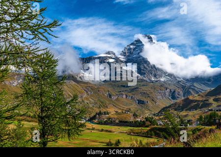 Il Cervino, a 4.478 metri sul livello del mare, incornicia la città di Breuil-Cervinia, rinomata meta turistica della Valle d'Aosta Foto Stock