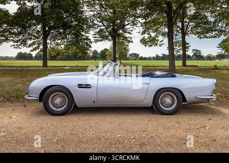 1965 Aston Martin DB5 cabriolet, Concours of Elegance 2025, Hampton Court Palace, Londra, Regno Unito Foto Stock