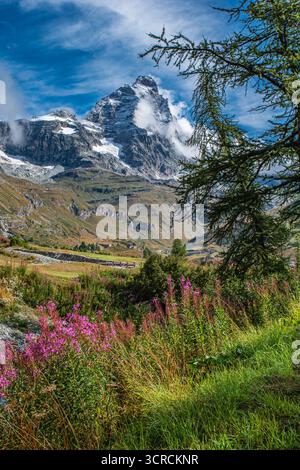 Il Cervino, a 4.478 metri sul livello del mare, incornicia la città di Breuil-Cervinia, rinomata meta turistica della Valle d'Aosta Foto Stock