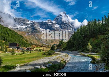 Il Cervino, a 4.478 metri sul livello del mare, incornicia la città di Breuil-Cervinia, rinomata meta turistica della Valle d'Aosta Foto Stock
