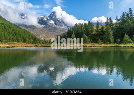Il Cervino, a 4.478 metri sul livello del mare, incornicia la città di Breuil-Cervinia, rinomata meta turistica della Valle d'Aosta Foto Stock