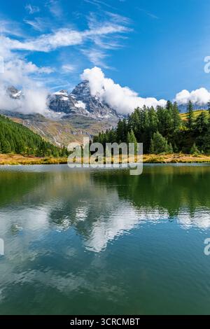 Il Cervino, a 4.478 metri sul livello del mare, incornicia la città di Breuil-Cervinia, rinomata meta turistica della Valle d'Aosta Foto Stock