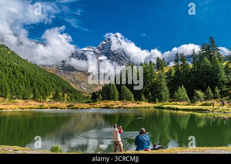Il Cervino, a 4.478 metri sul livello del mare, incornicia la città di Breuil-Cervinia, rinomata meta turistica della Valle d'Aosta Foto Stock