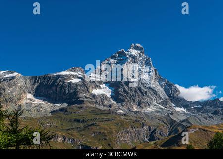 Il Cervino, a 4.478 metri sul livello del mare, incornicia la città di Breuil-Cervinia, rinomata meta turistica della Valle d'Aosta Foto Stock