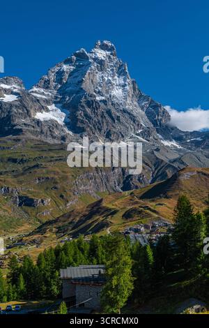 Il Cervino, a 4.478 metri sul livello del mare, incornicia la città di Breuil-Cervinia, rinomata meta turistica della Valle d'Aosta Foto Stock