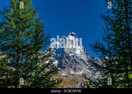 Il Cervino, a 4.478 metri sul livello del mare, incornicia la città di Breuil-Cervinia, rinomata meta turistica della Valle d'Aosta Foto Stock