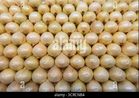 Madrid, Spagna. 30 settembre 2025. Cipolle esposte durante l'inaugurazione di Fruit Attraction 2025. Fruit Attraction trasforma Madrid in un hub internazionale per il settore ortofrutticolo, riunendo operatori, rivenditori e professionisti per promuovere l'innovazione, l'apertura dei mercati e promuovere l'attività commerciale globale. Crediti: Marcos del Mazo/Alamy Live News Foto Stock