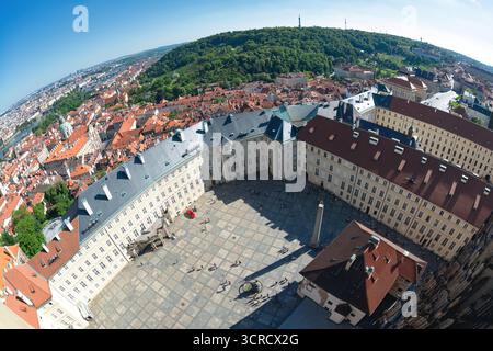L'obiettivo fisheye cattura una vista panoramica mozzafiato della piazza del castello di Praga, con l'esteso paesaggio urbano di Praga che si estende oltre Foto Stock