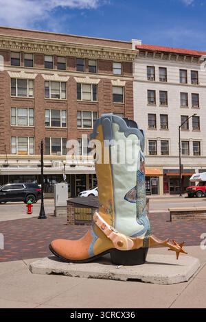 Cheyenne, Wyoming, Stati Uniti d'America - 2 giugno 2025: Grande stivale da cowboy in mostra come arte pubblica sul Cheyenne Depot Plaza nel centro di Cheyenne, Foto Stock