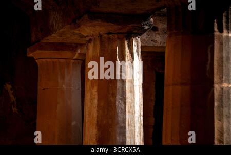 Antiche colonne in pietra e dettagli architettonici nel sito storico delle Tombe dei Re. Paphos, Cipro Foto Stock