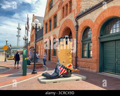 Cheyenne, Wyoming, Stati Uniti d'America - 2 giugno 2025: Grande modello di stivale da cowboy in mostra come arte pubblica fuori dalla storica stazione Cheyenne Depot della città Foto Stock