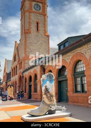 Cheyenne, Wyoming, Stati Uniti d'America - 2 giugno 2025: Grande modello di stivale da cowboy in mostra come arte pubblica fuori dalla storica stazione Cheyenne Depot della città Foto Stock
