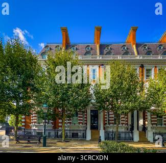 Inghilterra, Regno Unito, 30 agosto 2023, vista di un edificio residenziale su Campden Hill Road nel Royal Borough di Kensington e Chelsea Foto Stock
