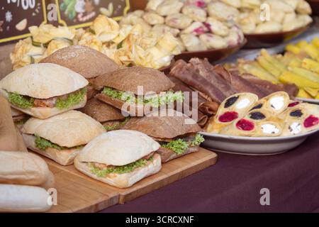 Panini e altri spuntini al banco vendita. Cibo Foto Stock