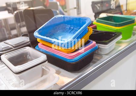 Vassoi di plastica in vetrina. Industria Foto Stock