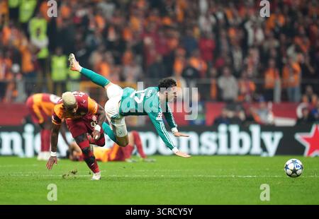 Mario Lemina (a sinistra) del Galatasaray sfida Curtis Jones del Liverpool per il pallone durante la UEFA Champions League, partita di campionato al RAMS Park di Istanbul, Turchia. Data foto: Martedì 30 settembre 2025. Foto Stock