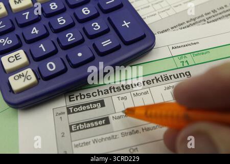 DATA DI REGISTRAZIONE NON INDICATA Vordrucke zur Erbschaftssteuererklärung liegen auf einem Schreibtisch. Simbolo/simbolo foto. Schnelsen Hamburg *** moduli di dichiarazione dei redditi ereditari posti su una scrivania immagine del simbolo foto del simbolo Schnelsen Hamburg Foto Stock