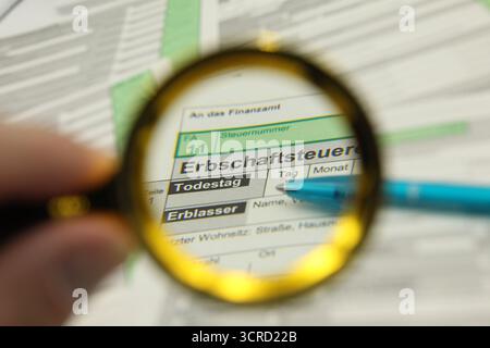 DATA DI REGISTRAZIONE NON INDICATA Vordrucke zur Erbschaftssteuererklärung liegen auf einem Schreibtisch. Simbolo/simbolo foto. Schnelsen Hamburg *** moduli di dichiarazione dei redditi ereditari posti su una scrivania immagine del simbolo foto del simbolo Schnelsen Hamburg Foto Stock