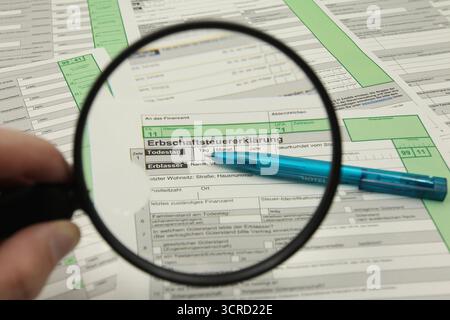 DATA DI REGISTRAZIONE NON INDICATA Vordrucke zur Erbschaftssteuererklärung liegen auf einem Schreibtisch. Simbolo/simbolo foto. Schnelsen Hamburg *** moduli di dichiarazione dei redditi ereditari posti su una scrivania immagine del simbolo foto del simbolo Schnelsen Hamburg Foto Stock