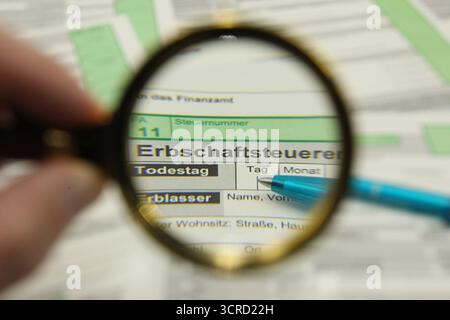 DATA DI REGISTRAZIONE NON INDICATA Vordrucke zur Erbschaftssteuererklärung liegen auf einem Schreibtisch. Simbolo/simbolo foto. Schnelsen Hamburg *** moduli di dichiarazione dei redditi ereditari posti su una scrivania immagine del simbolo foto del simbolo Schnelsen Hamburg Foto Stock