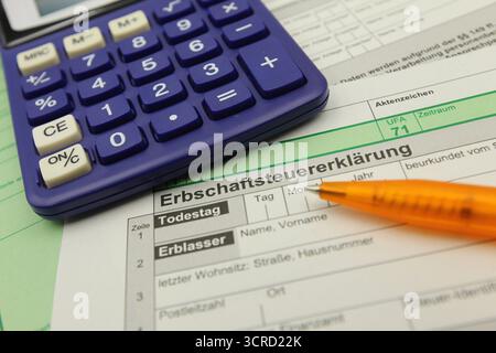 DATA DI REGISTRAZIONE NON INDICATA Vordrucke zur Erbschaftssteuererklärung liegen auf einem Schreibtisch. Simbolo/simbolo foto. Schnelsen Hamburg *** moduli di dichiarazione dei redditi ereditari posti su una scrivania immagine del simbolo foto del simbolo Schnelsen Hamburg Foto Stock